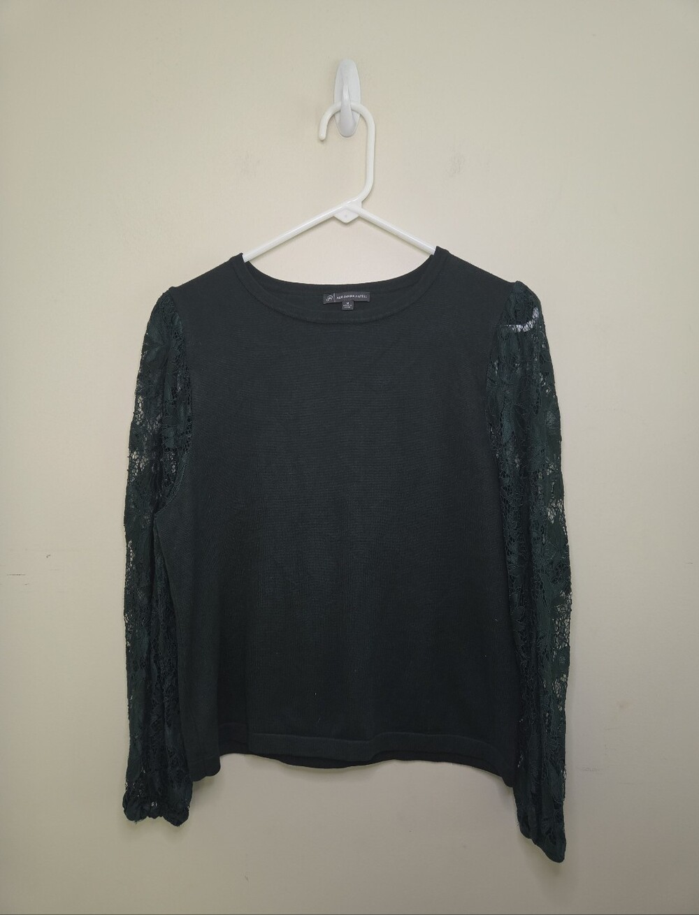 Women's Adrianna Papell Green Lace Sleeve Top Sz Medium.